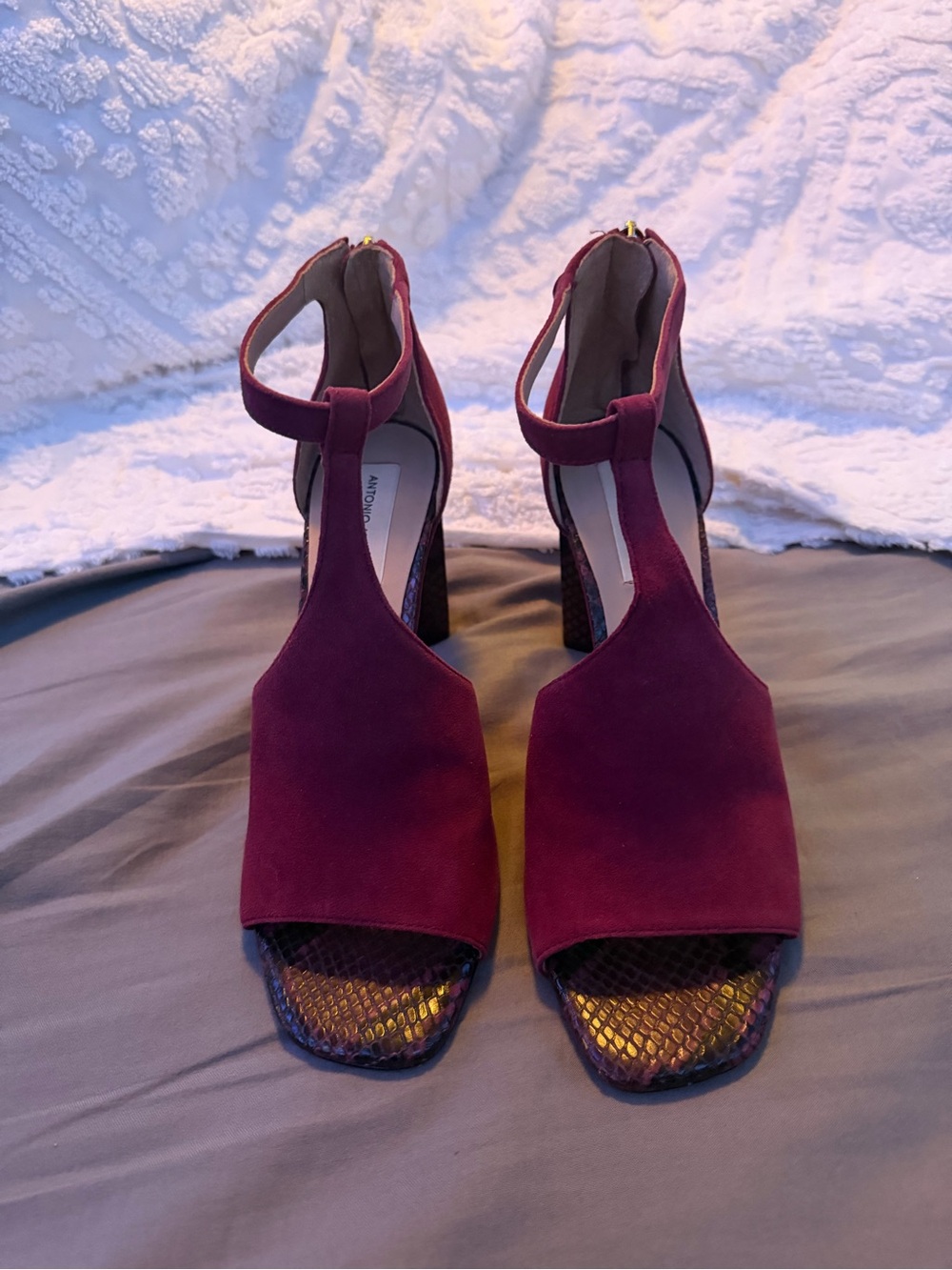 Antonio Melani Hilloray Burgundy Suede T-Strap Block Heel Sandals Sz 9M